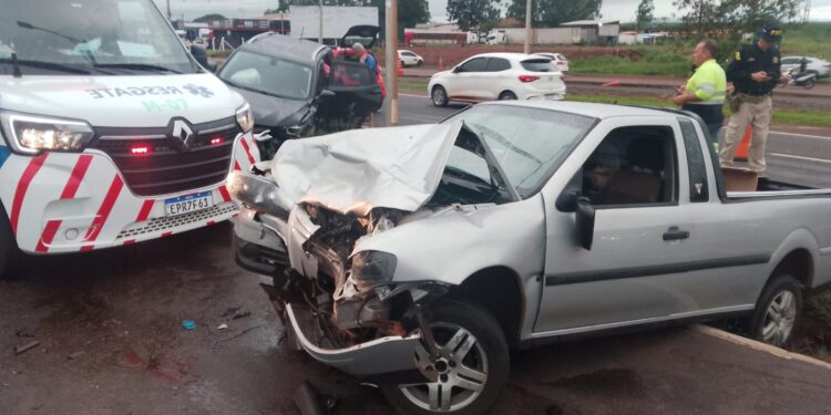 Acidente entre dois carros deixa três feridos na BR-277, em Foz do Iguaçu