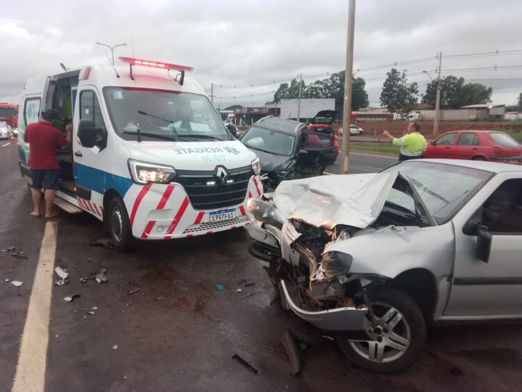 Acidente entre dois carros deixa três feridos na BR-277, em Foz do Iguaçu