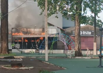 Incêndio atinge trailer de lanches que ficava na praça do Três Lagoas
