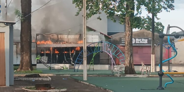 Incêndio atinge trailer de lanches que ficava na praça do Três Lagoas