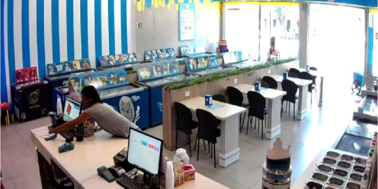 Câmera flagra mulher furtando celular de funcionária em sorveteria na Avenida República Argentina
