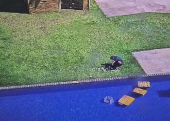 Câmera de segurança flagra furto de fios na Praça da Paz