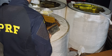 PRF apreende mais de 3 toneladas de maconha em caminhão que saiu de Foz do Iguaçu