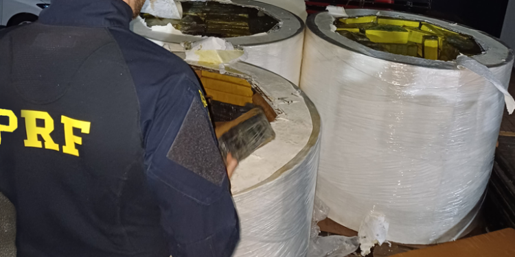 PRF apreende mais de 3 toneladas de maconha em caminhão que saiu de Foz do Iguaçu