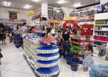 Após liberação do Cartão Material Escolar, pais lotam papelarias em busca de material escolar