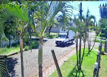 Caminhão fura preferencial, provoca acidente e foge sem prestar socorro no Porto Meira