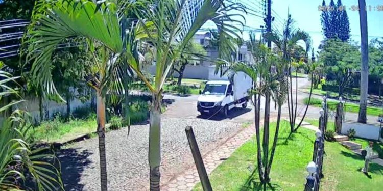 Caminhão fura preferencial, provoca acidente e foge sem prestar socorro no Porto Meira