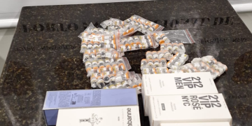 Passageiro é preso com mais de 120 ampolas de medicamentos ilegais em aeroporto