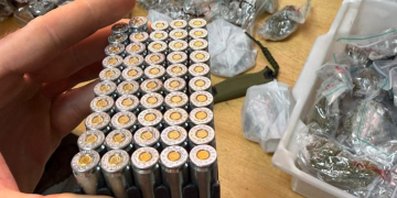 Ação conjunta da PF e PM apreende drogas e munições no rio Paraná