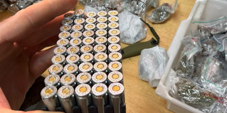 Ação conjunta da PF e PM apreende drogas e munições no rio Paraná