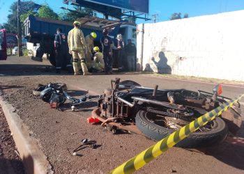 Motociclista morre após colisão com caminhão caçamba na Avenida das Cataratas