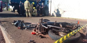 Motociclista morre após colisão com caminhão caçamba na Avenida das Cataratas