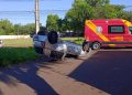 Carro capota em cruzamento no Jardim Ana Cristina