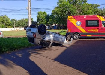 Carro capota em cruzamento no Jardim Ana Cristina
