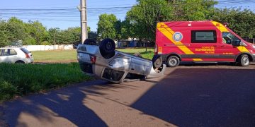 Carro capota em cruzamento no Jardim Ana Cristina, em Foz do Iguaçu