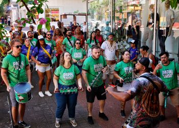Cortejo de blocos anima Avenida Brasil e abre o clima do Pré-Carnaval FozFolia 2026