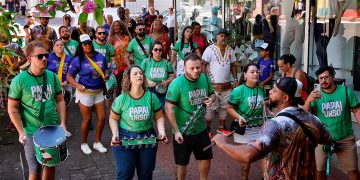 Cortejo de blocos anima Avenida Brasil e abre o clima do Pré-Carnaval FozFolia 2026