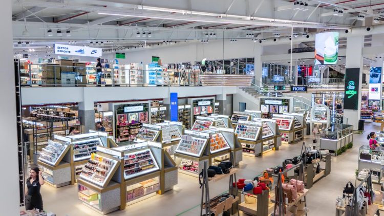 New Zone Importados aposta no verão e atrai turistas brasileiros em Ciudad del Este