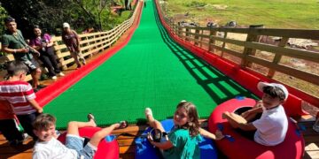 Escorregador gigante anima as férias no Dreams Park Show em Foz do Iguaçu