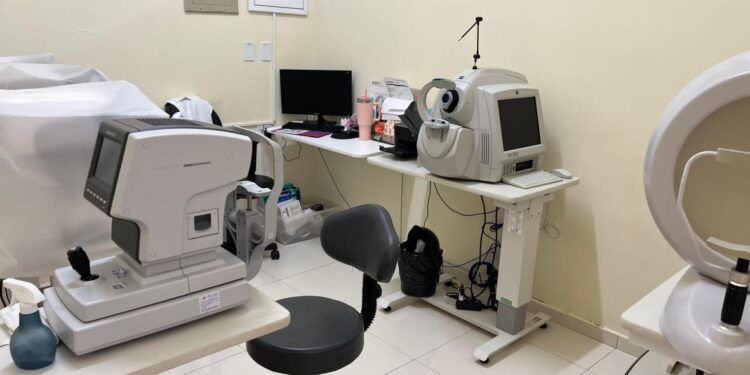 Clínica oftalmológica credenciada ao Município é alvo de críticas de pacientes do SUS