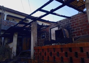 Família pede ajuda após incêndio destruir casa na Vila Shalon