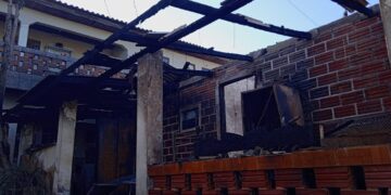 Família pede ajuda após incêndio destruir casa na Vila Shalon