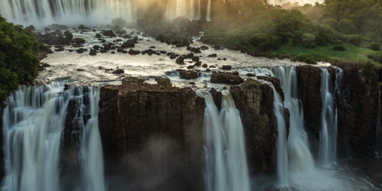 Com destaque para Foz do Iguaçu, Paraná bate recorde de turistas internacionais em 2025