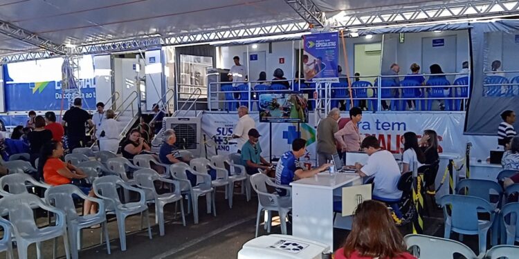 Carreta oftalmológica retoma atendimentos e acelera redução da fila de espera em Foz do Iguaçu