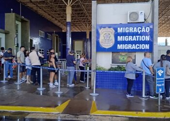 Imigrantes passam por Foz do Iguaçu rumo às praias brasileiras; maioria é de paraguaios e argentinos