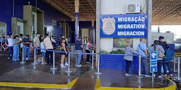 Imigrantes passam por Foz do Iguaçu rumo às praias brasileiras; maioria é de paraguaios e argentinos