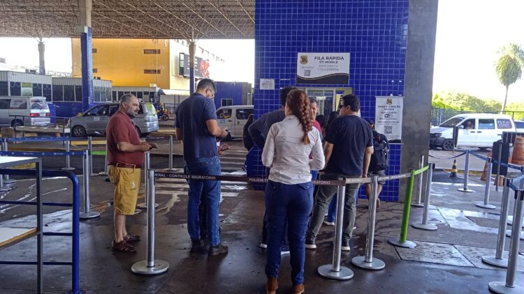 Imigrantes passam por Foz do Iguaçu rumo às praias brasileiras; maioria é de paraguaios e argentinos