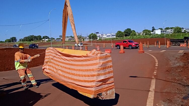 Bloqueio na Perimetral Leste muda trânsito e deixa bairros ilhados em Foz do Iguaçu