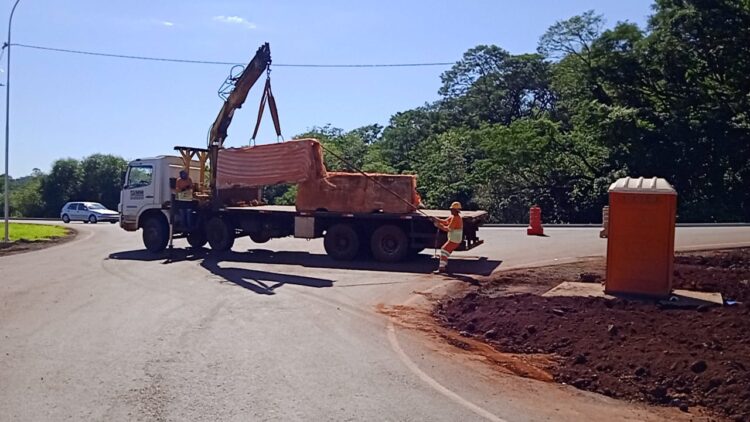 Bloqueio na Perimetral Leste muda trânsito e deixa bairros ilhados em Foz do Iguaçu
