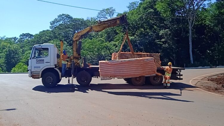 Bloqueio na Perimetral Leste muda trânsito e deixa bairros ilhados em Foz do Iguaçu