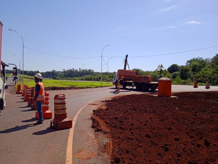 Bloqueio na Perimetral Leste muda trânsito e deixa bairros ilhados em Foz do Iguaçu