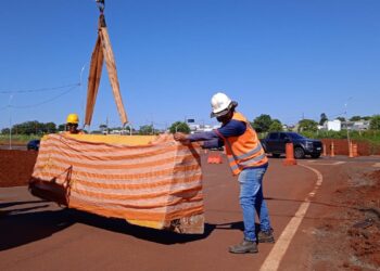 Bloqueio na Perimetral Leste muda trânsito e deixa bairros ilhados em Foz do Iguaçu