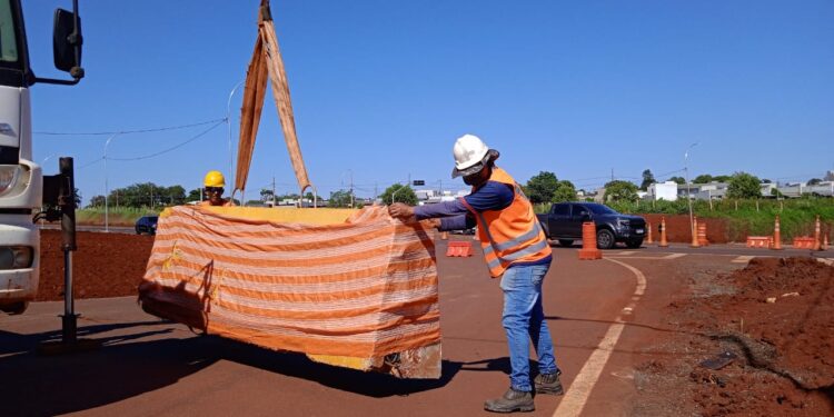 Bloqueio na Perimetral Leste muda trânsito e deixa bairros ilhados em Foz do Iguaçu