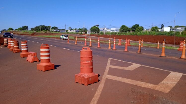 Bloqueio na Perimetral Leste muda trânsito e deixa bairros ilhados em Foz do Iguaçu