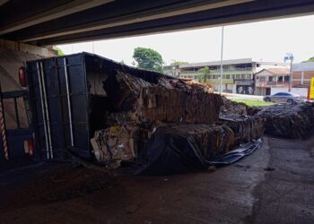 Caminhão tomba embaixo do viaduto da Avenida Costa e Silva e interdita trânsito em Foz do Iguaçu
