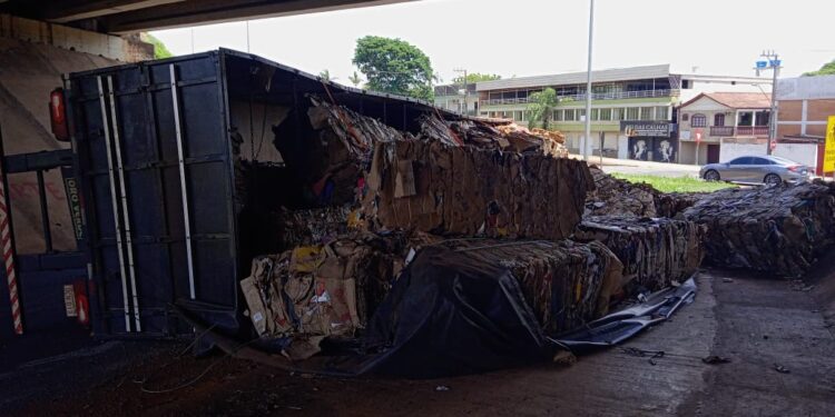 Caminhão tomba embaixo do viaduto da Avenida Costa e Silva e interdita trânsito em Foz do Iguaçu