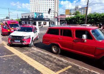 Mãe e bebê de quatro meses caem de carro após porta abrir em curva