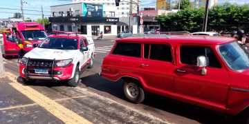 Mãe e bebê de quatro meses caem de carro após porta abrir em curva