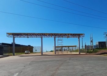 Área é aberta para estacionamento de caminhões e evita transtornos urbanos em Presidente Franco