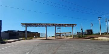 Área é aberta para estacionamento de caminhões e evita transtornos urbanos em Presidente Franco