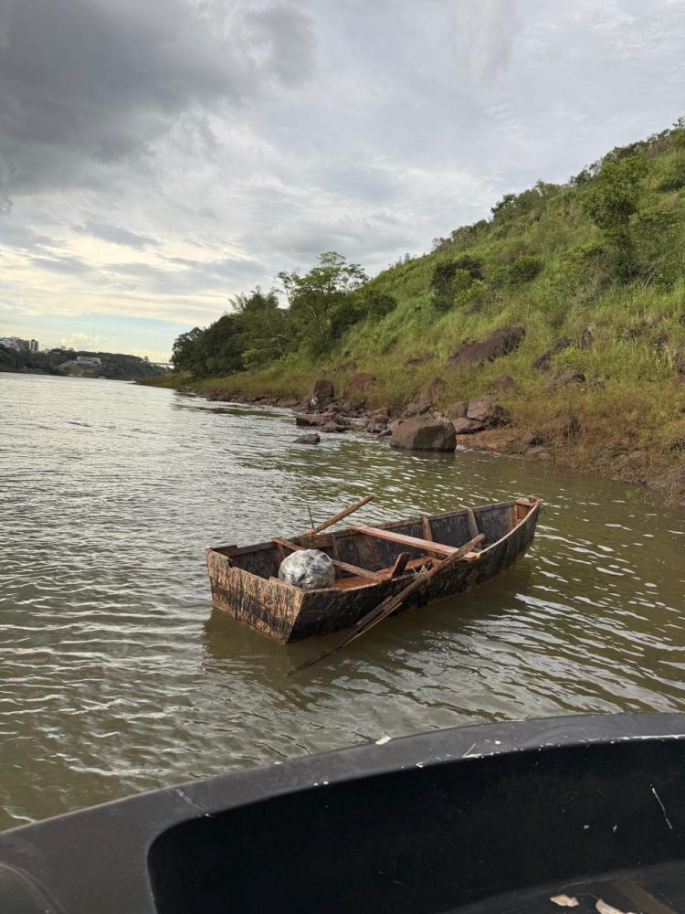 Ação conjunta da PF e PM apreende drogas e munições no rio Paraná