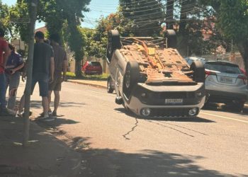 Carro capota após colisão com van no cruzamento da Xavier da Silva com Minas Gerais