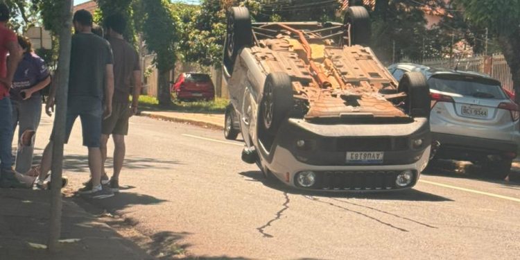 Carro capota após colisão com van no cruzamento da Xavier da Silva com Minas Gerais