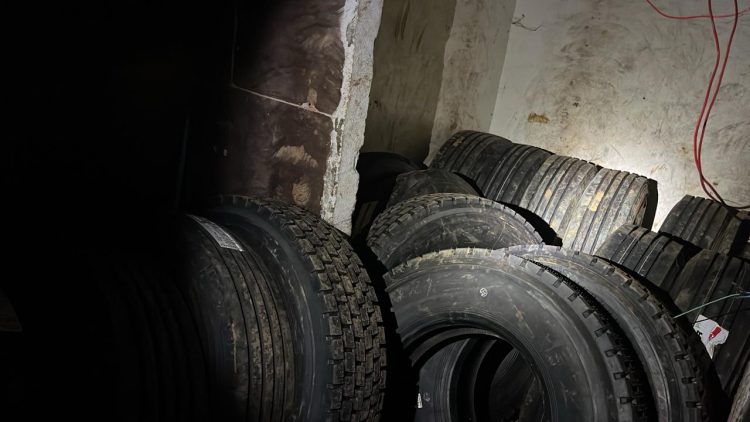 PF e PM apreendem anabolizantes e pneus contrabandeados em Foz do Iguaçu