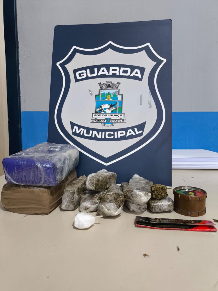 Blusa de frio chama atenção e Guarda Municipal prende homem por tráfico de drogas