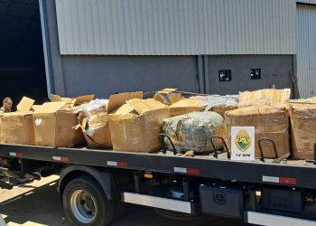 PM descobre carga irregular escondida em carreta com recicláveis em Foz do Iguaçu